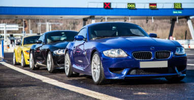 Luxuslimousine und Sportwagen auf der Straße – Autoexport aus Stuttgart Luxuslimousine und Sportwagen auf der Straße – Autoexport aus Stuttgart